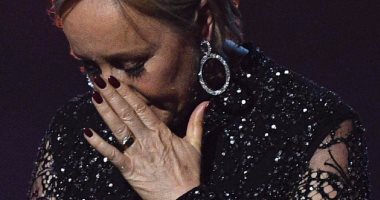 شيرلى هوليمان تبكى أثناء رثاء أندرو ريجيلى لـ جورج مايكل بحفل BRIT Awards