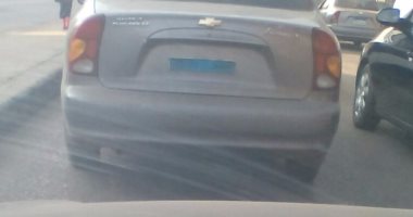 قارئة ترصد سيارة بدون لوحات معدنية فى شارع أحمد حلمى بشبرا