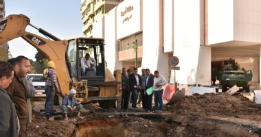 محافظ أسيوط يتفقد أعمال إصلاح ماسورة المياه الرئيسية بشارع الثورة 