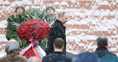 بالصور.. بوتين يضع أكاليل الزهور على قبر الجندى المجهول فى يوم المدافع عن الوطن