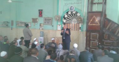 بالصور.. محافظ الوادى الجديد يؤكد أهمية التعاون بين كل الأجهزة فى مسجد الشرطة بالداخلة