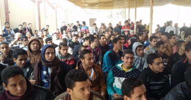 بالصور.. 15ألف طالب وطالبة يتوافدون على القوافل التعليمية ببنى سويف