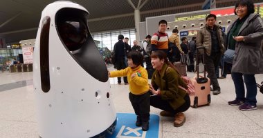 بالصور.. الصين تطلق روبوتا شرطيا بمحطات القطار للتعرف على المجرمين
