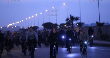 السيسي يقود دراجته وسط طلاب أكاديمية الشرطة بالتجمع الخامس.. انفراد بالصور