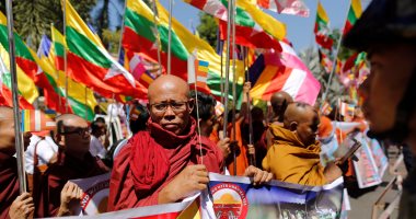 بالصور.. رهبان بوذيين يتظاهرون ضد سياسات تايلاند أمام سفارتها بـ"ميانمار"