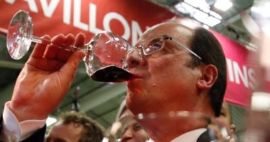 بالصور.. الرئيس الفرنسى يتناول النبيذ والبيرة فى معرض زراعى