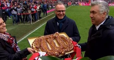بالصور.. بايرن ميونخ يقدم "كعكة الألفية" إلى أنشيلوتى احتفالا بـ1000 مباراة