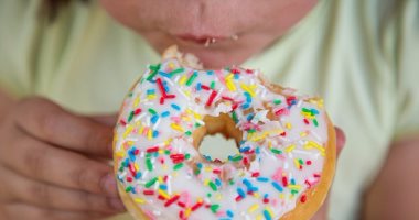 انتبه.. 5 علامات تدل على إدمانك للحلوى واستهلاكك الكثير من السكر