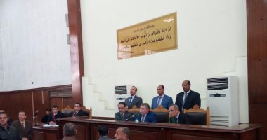 بالفيديو..قاضى "فض رابعة" يقرر حبس جميع المتهمين سنة بتهمة الإخلال بنظام الجلسة
