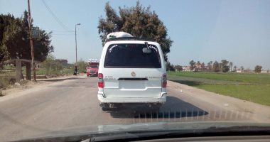 قارئ يرصد سيارة أجرة بدون لوحات معدنية تسير على طريق حوش عيسى بدمنهور