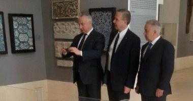 نائب رئيس وزارء المجر يحتفظ بصور تذكارية لمتحف الفن الإسلامى على تليفونه