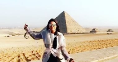 بالفيديو.. النجمة الهندية بارنيتى تشوبرا تنشر فيديو لها ترقص أمام الأهرامات