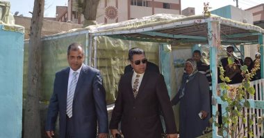 بالصور .. رئيس مدينة المحلة يتفقد مبادرة مدرستى جميلة بالمدارس