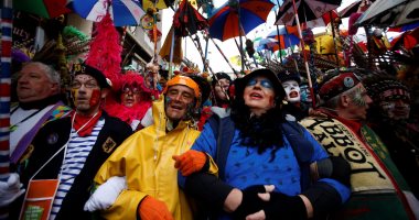 بالصور.. فرنسيون يحتفلون بكرنفال "دى دنكرك" بالملابس البهلوانية وتلوين الوجوه
