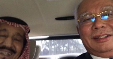 العاهل السعودى الملك سلمان يلتقط "سيلفى" مع رئيس الوزراء الماليزى