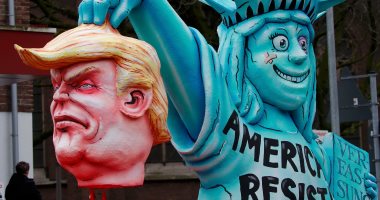 بالصور.. تمثال الحرية يقطع رأس "ترامب" فى كرنفال "روز" بألمانيا