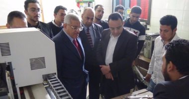 رئيس جامعة المنيا يفتتح معملين للتحكم الآلى والتصنيع بقسم الميكاترونيات