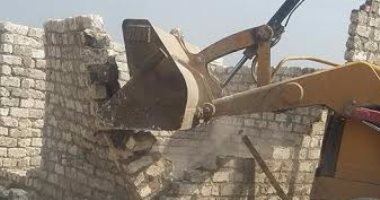 إزالة 14 حالة تعدى على الأراضى الزراعية ببنها
