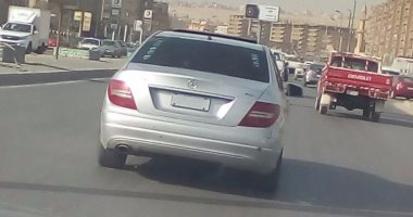 قارئ يرصد سير سيارة ملاكى بدون لوحة أرقام على طريق الأوتوستراد فى صقر قريش