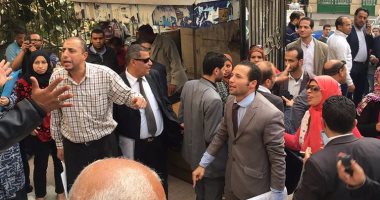 محامون يحتشدون على سلالم نقابتهم احتفالا بحكم إلغاء شروط تجديد العضوية