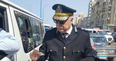 مدير مرور الإسكندرية يفاجئ السائقين المخالفين ويسحب رخصهم 