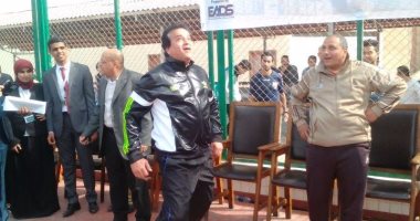 وزير التعليم العالى يشارك طلاب "أسنان عين شمس" لعب الكرة بالملابس الرياضية