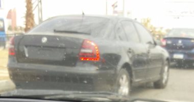سيارة ملاكى بدون لوحات معدنية على طريق المحور - الهايبر