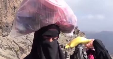 بالفيديو.. يمنيات قهرن ميليشيا الحوثى فى الجبال الوعرة 