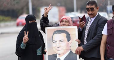 بالفيديو والصور.. تجمع أنصار مبارك أمام "المعادى العسكرى" قبل بدء جلسة محاكمة القرن