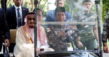 بالصور.. الملك سلمان يستقل عربة جولف يقودها رئيس إندونيسيا