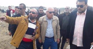 محافظ بورسعيد يتفقد مواقع مقترحة لنقل نشاط قطع غيار السيارات من أرض البترول