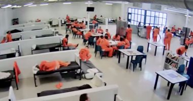 بالفيديو.. مسجون يحاول خنق رجل شرطة بـ"فوطة" داخل سجن أمريكى