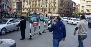 المرور تضع حواجز حديدية بمحيط إصلاحات بمحور الشهيد بمدينة نصر لمنع الزحام