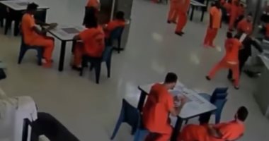بالفيديو.. سجين بفلوريدا الأمريكية يحاول خنق "سجَّان" بمنشفة