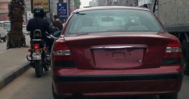 قارئ يرصد سيارة بدون لوحات معدنية تسير بشارع فيصل