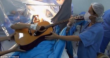 بالفيديو والصور.. برازيلى يعزف الجيتار أثناء خضوعه لإزالة ورم بالمخ