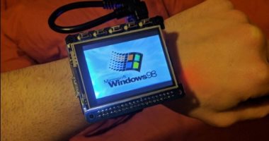 مخترع يطور ساعة ذكية كلاسيكية بنظام تشغيل ويندوز 98