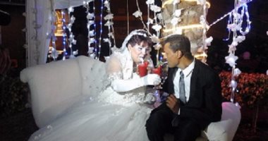 بعد 18 سنة زواج.."عصام ومنال" يقيما حفل زفافهما لاستعادة مشاعر الحب