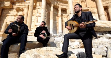 بالصور.. على أطلال تدمر السورية فرق موسيقيه تعزف على الآثار المدمرة