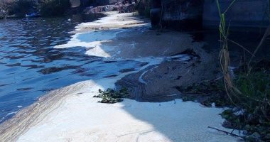 بالصور.. تلوث مياه النيل فى المحمودية بسبب مخلفات المصانع