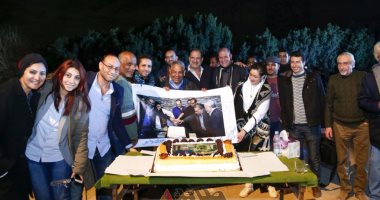 خالد الصاوى وفريق "فوبيا" يحتفلون بعيد ميلاد المخرج عادل الأعصر