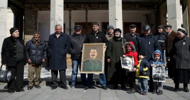 بالصور.. إحياء الذكرى الـ 64 لوفاة الزعيم السوفيتى جوزيف ستالين فى منزله