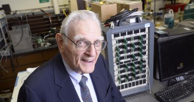 مخترع "ليثيوم أيون" يشارك فى تطوير بطاريات جديدة أكثر كفاءة