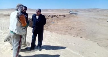 بالصور..رئيس مدينة غارب يتفقد أعمال حفر بحيرة وادى الدرب بطريق الشيخ فضل