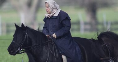 بالصور.. رغم بلوغها سن الـ 90 ملكة بريطانيا فى جولة بالحصان