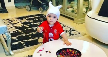 عمرو جمال ينشر صورة ابنه "عدى" بقميص الأهلي