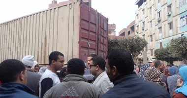 بالصور .. توزيع كراتين للسلع المدعمة بمدينة الباجور