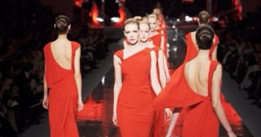 بالصور.. شاهد أهم فساتين دار أزياء "Valentino" باللون الأحمر عبر السنين.. تصميمات الـ A line تسيطر على تصميمات التسعينيات.. وبداية الـ2000 عودة للبساطة.. وإطلاق أكثر فستان sexy فى 2004