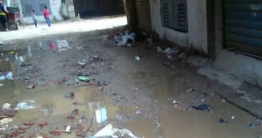 بالصور.. مياه الصرف الصحى تغرق شارع العشرين بفيصل