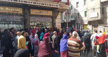 بالصور.. شائعات وقف صرف الخبز تشغل غضب أهالى الإسكندرية